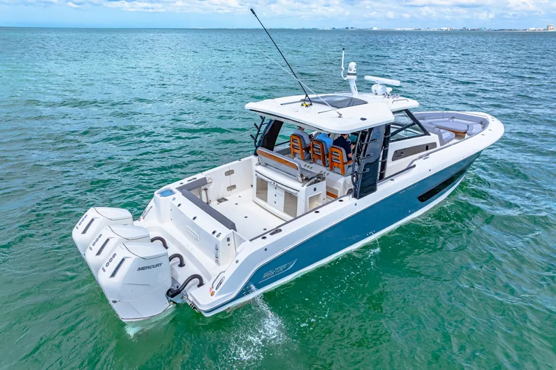 Slide: The Image of Boston Whaler 420 Outrage 2025 - 5