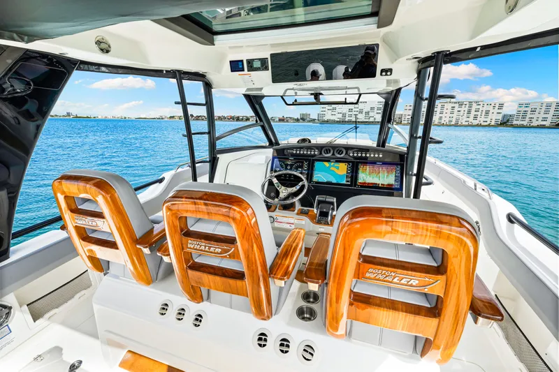 Slide: The Image of Boston Whaler 420 Outrage 2025 - 50