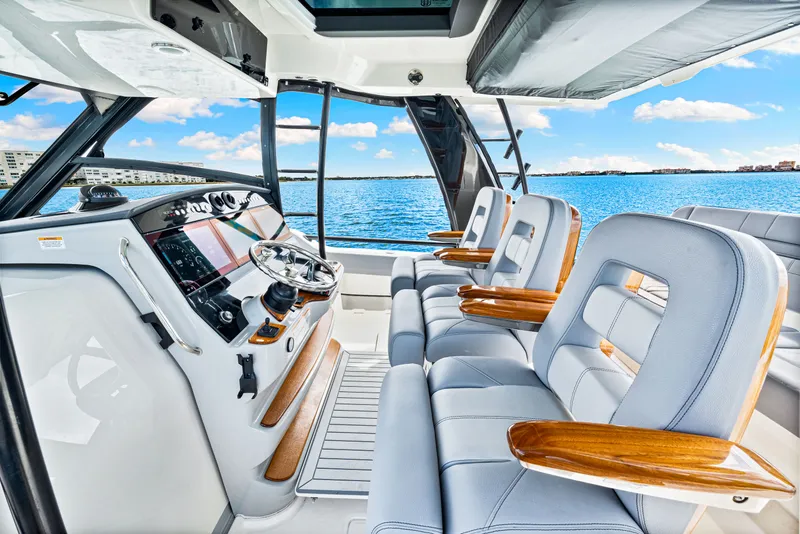 Slide: The Image of Boston Whaler 420 Outrage 2025 - 51