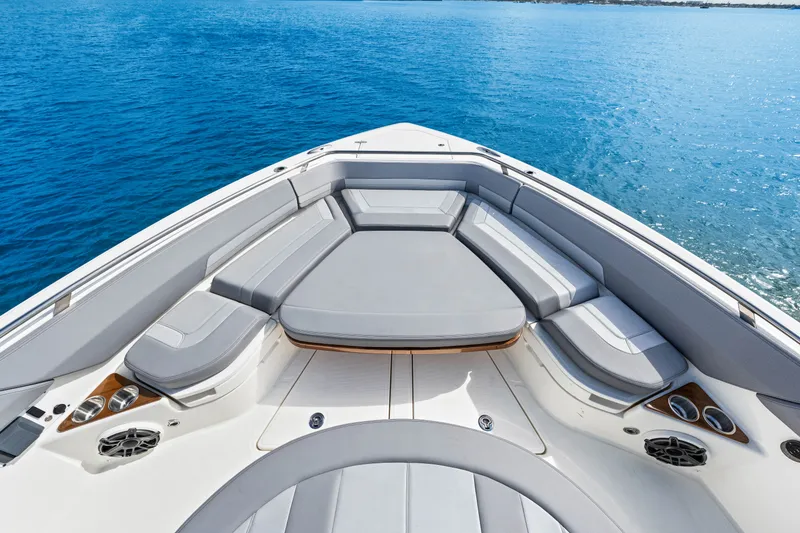 Slide: The Image of Boston Whaler 420 Outrage 2025 - 56