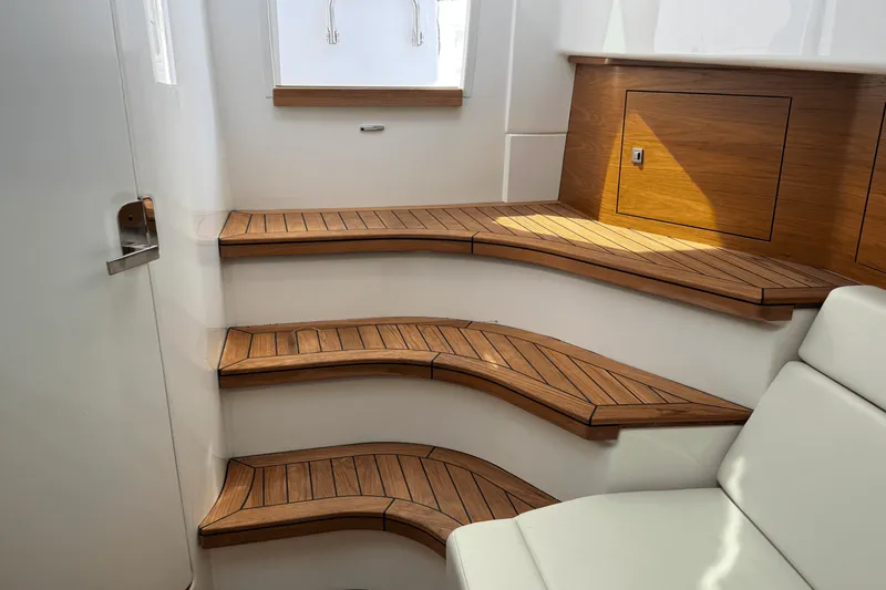 Slide: The Image of Boston Whaler 420 Outrage 2025 - 66