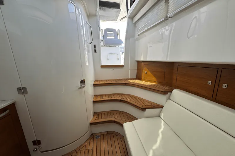 Slide: The Image of Boston Whaler 420 Outrage 2025 - 67