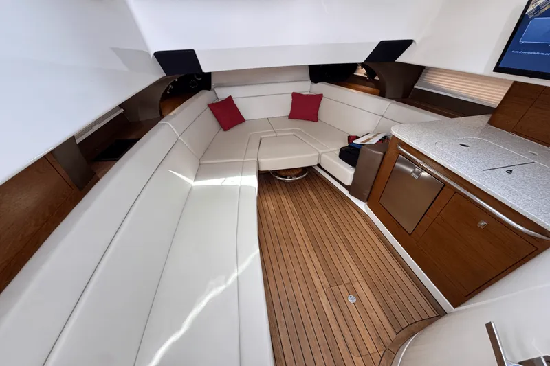 Slide: The Image of Boston Whaler 420 Outrage 2025 - 70