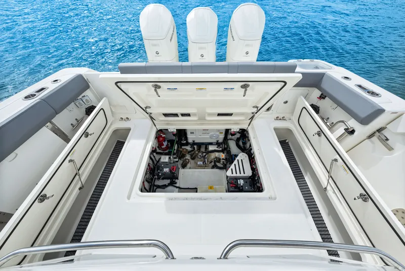 Slide: The Image of Boston Whaler 420 Outrage 2025 - 74