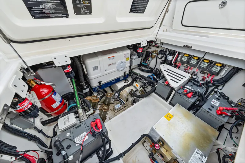 Slide: The Image of Boston Whaler 420 Outrage 2025 - 75