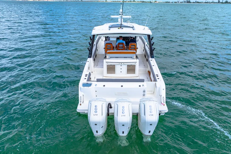 Slide: The Image of Boston Whaler 420 Outrage 2025 - 8