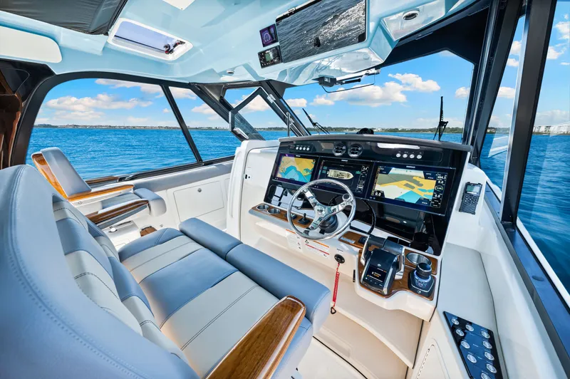 Slide: The Image of Boston Whaler 380 Realm 2025 - 40