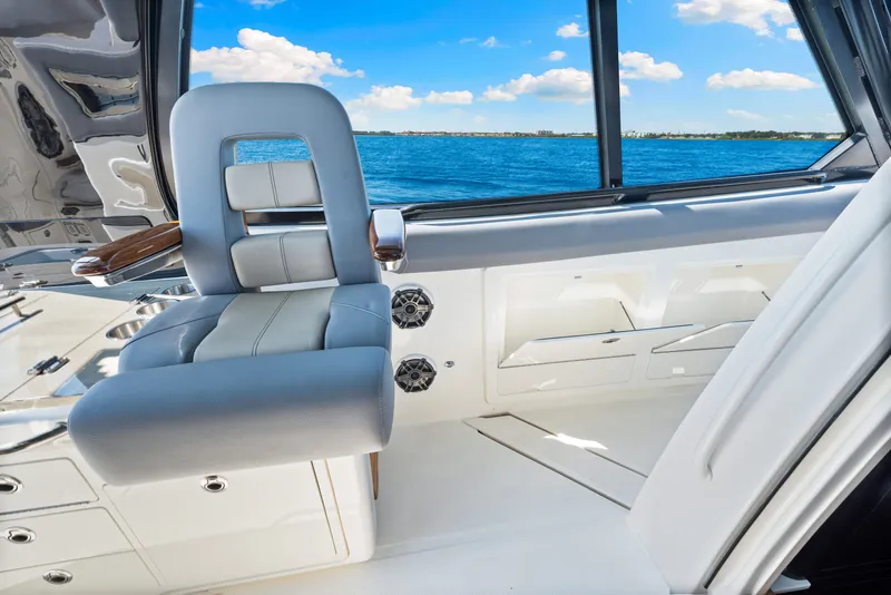 Slide: The Image of Boston Whaler 380 Realm 2025 - 43