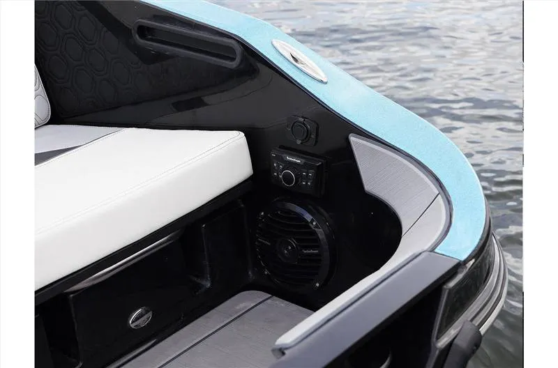 Slide: The Image of Heyday Wake Boats H22 2023 - 17
