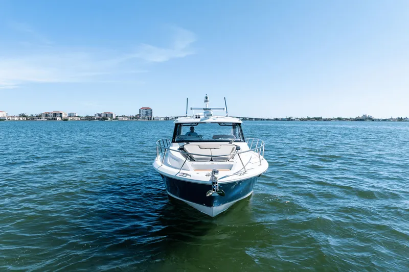 Slide: The Image of Boston Whaler 365 Conquest 2025 - 19
