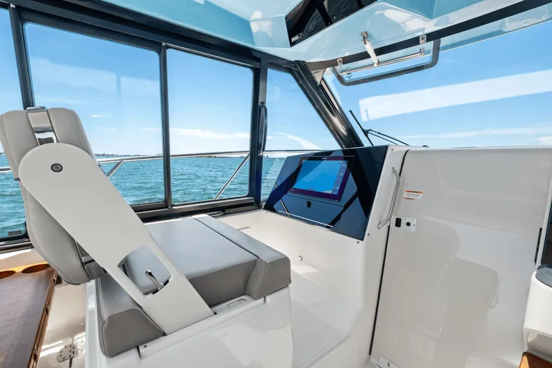 Slide: The Image of Boston Whaler 365 Conquest 2025 - 69