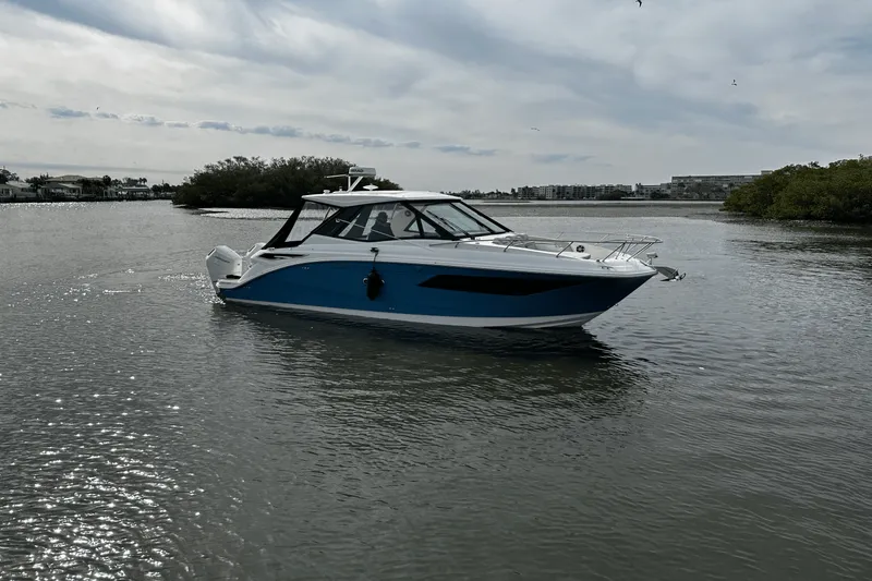 Slide: The Image of Sea Ray Sundancer 320 Outboard 2025 - 12