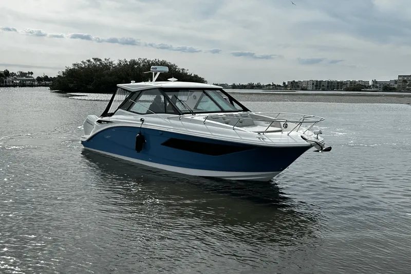 Slide: The Image of Sea Ray Sundancer 320 Outboard 2025 - 13