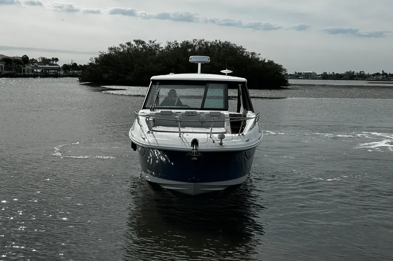 Slide: The Image of Sea Ray Sundancer 320 Outboard 2025 - 14