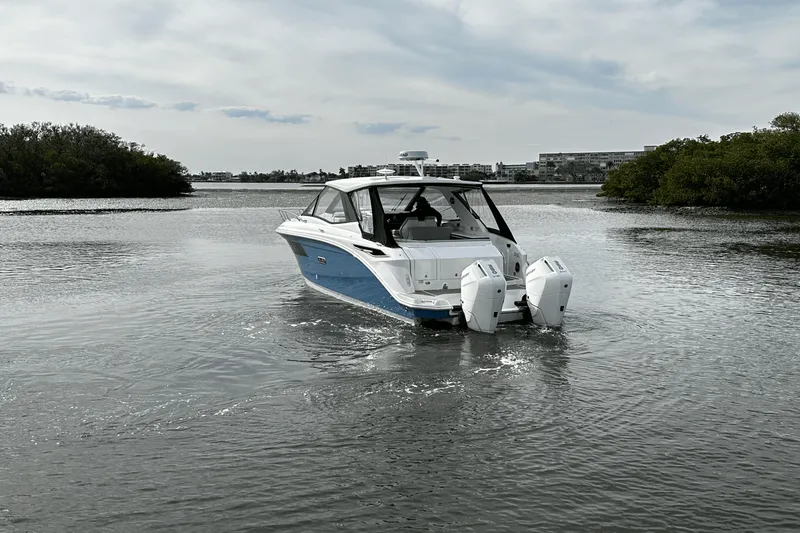 Slide: The Image of Sea Ray Sundancer 320 Outboard 2025 - 6