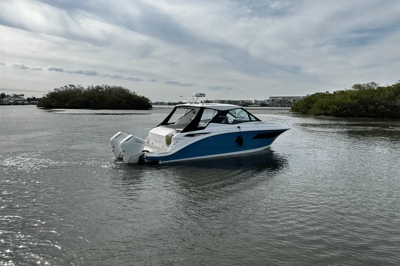 Slide: The Image of Sea Ray Sundancer 320 Outboard 2025 - 9