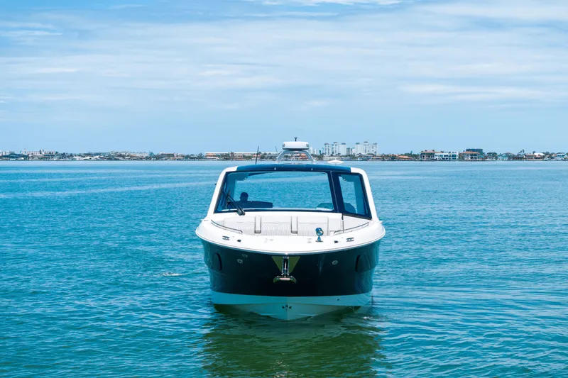 Slide: The Image of Sea Ray Sundancer 370 Outboard 2025 - 15