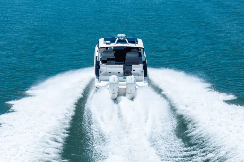 Slide: The Image of Sea Ray Sundancer 370 Outboard 2025 - 18