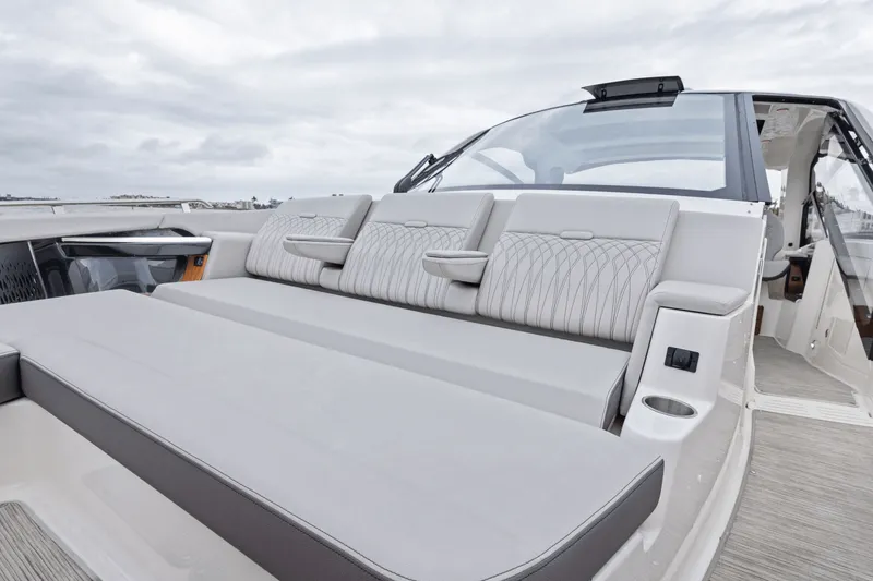 Slide: The Image of Sea Ray Sundancer 370 Outboard 2025 - 44