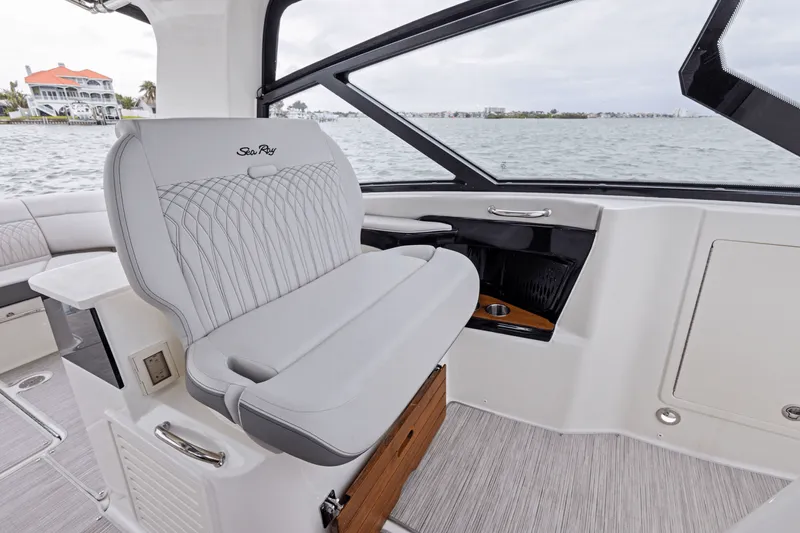 Slide: The Image of Sea Ray Sundancer 370 Outboard 2025 - 46