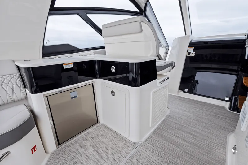 Slide: The Image of Sea Ray Sundancer 370 Outboard 2025 - 49