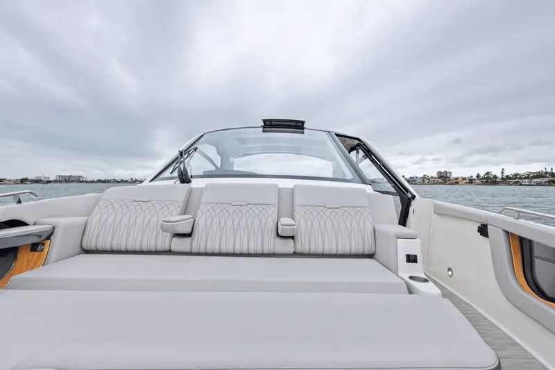 Slide: The Image of Sea Ray Sundancer 370 Outboard 2025 - 59