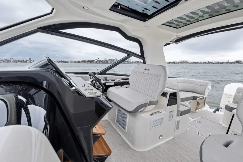 Slide: The Image of Sea Ray Sundancer 370 Outboard 2025 - 60