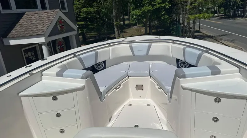Slide: The Image of Robalo R360 2022 - 9