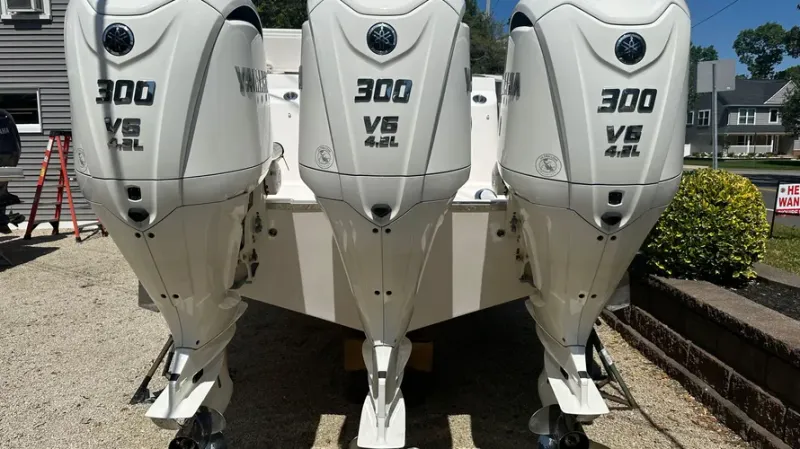 Slide: The Image of Robalo R360 2022 - 1