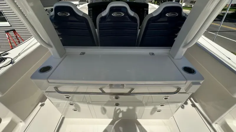 Slide: The Image of Robalo R360 2022 - 4