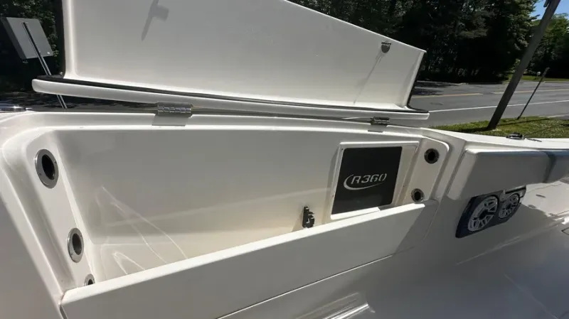 Slide: The Image of Robalo R360 2022 - 10