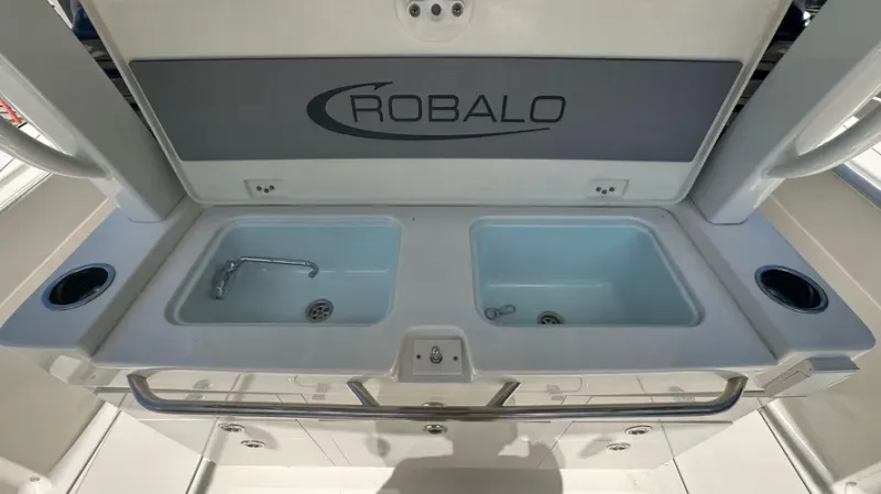 Slide: The Image of Robalo R360 2022 - 5