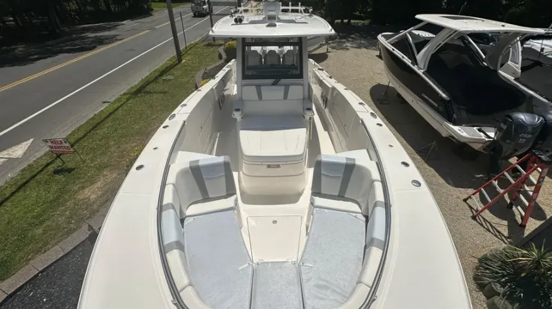 Slide: The Image of Robalo R360 2022 - 20