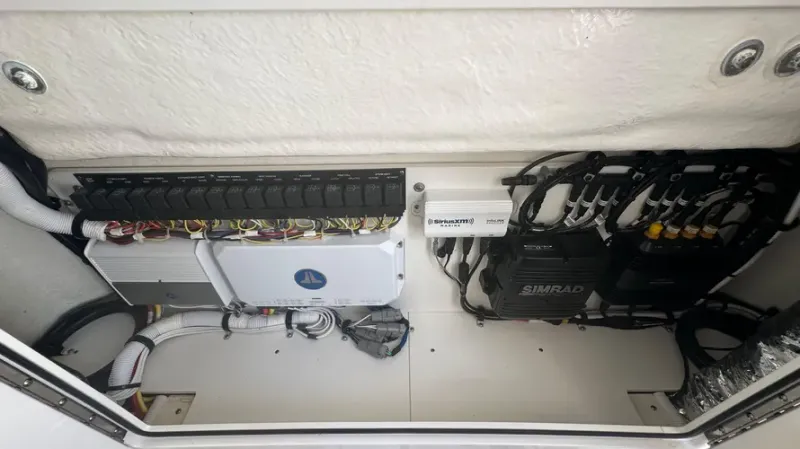Slide: The Image of Robalo R360 2022 - 17