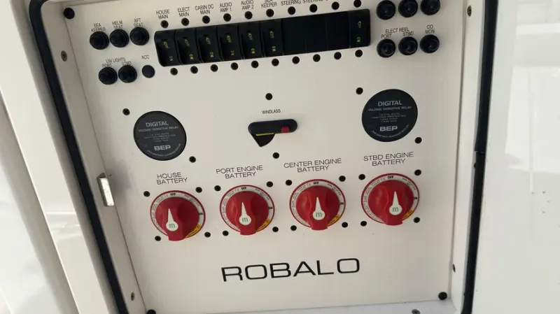 Slide: The Image of Robalo R360 2022 - 13