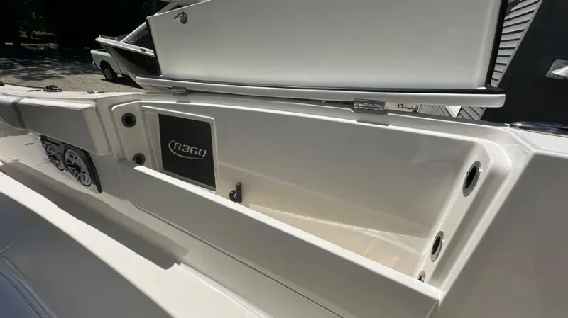 Slide: The Image of Robalo R360 2022 - 11
