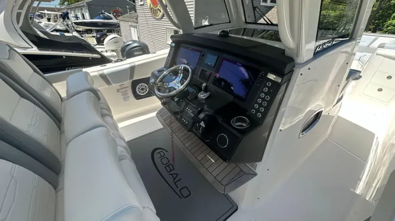 Slide: The Image of Robalo R360 2022 - 7
