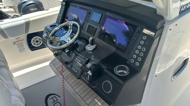 Slide: The Image of Robalo R360 2022 - 8