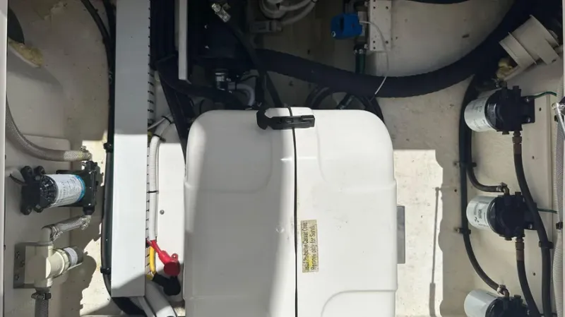 Slide: The Image of Robalo R360 2022 - 15