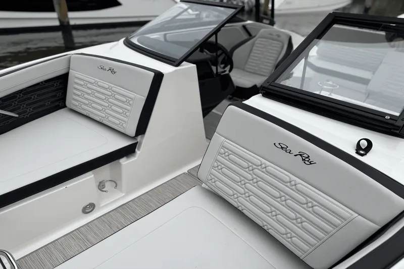 Slide: The Image of Sea Ray SPX 210 Outboard 2025 - 21