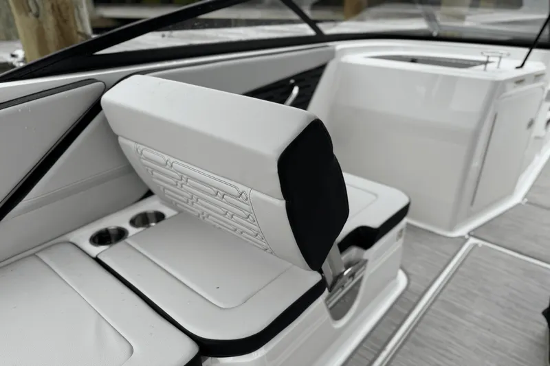 Slide: The Image of Sea Ray SPX 210 Outboard 2025 - 24