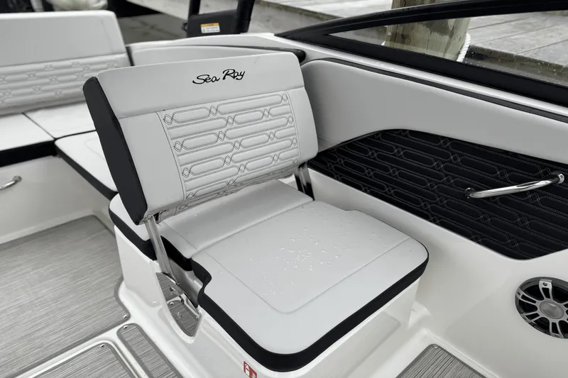Slide: The Image of Sea Ray SPX 210 Outboard 2025 - 29