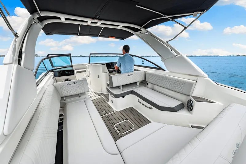 Slide: The Image of Sea Ray SDX 270 Outboard 2025 - 39