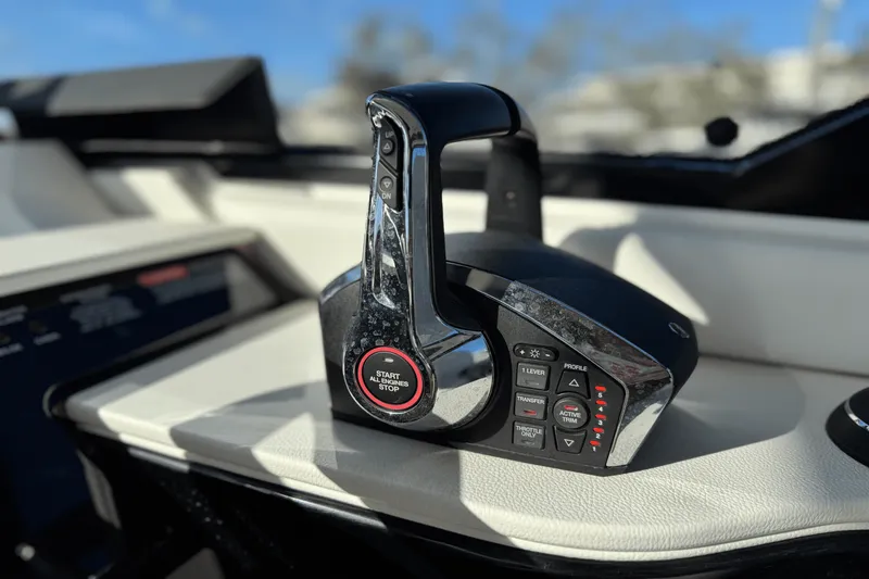 Slide: The Image of Sea Ray Sundancer 370 Outboard 2023 - 12