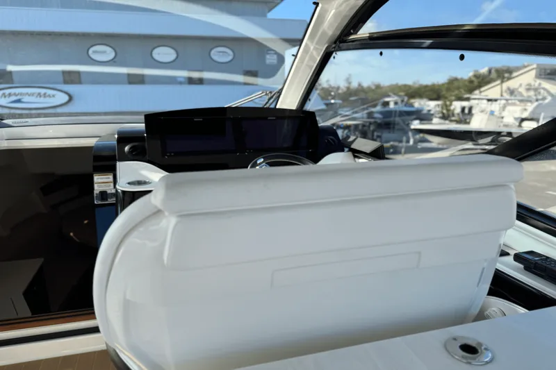 Slide: The Image of Sea Ray Sundancer 370 Outboard 2023 - 14