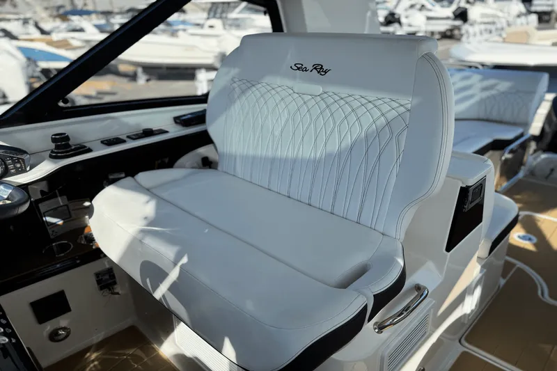 Slide: The Image of Sea Ray Sundancer 370 Outboard 2023 - 15