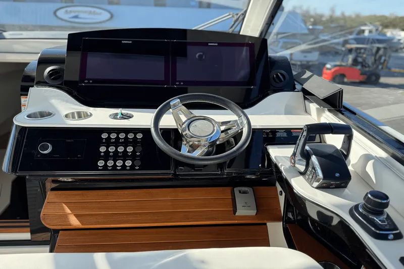 Slide: The Image of Sea Ray Sundancer 370 Outboard 2023 - 16