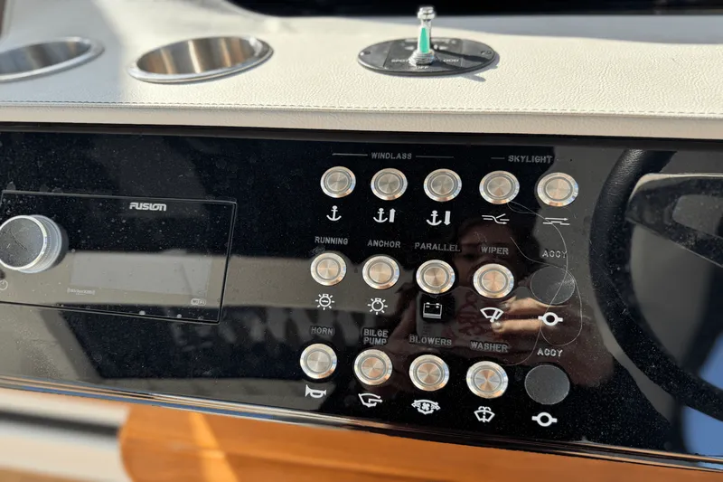 Slide: The Image of Sea Ray Sundancer 370 Outboard 2023 - 18