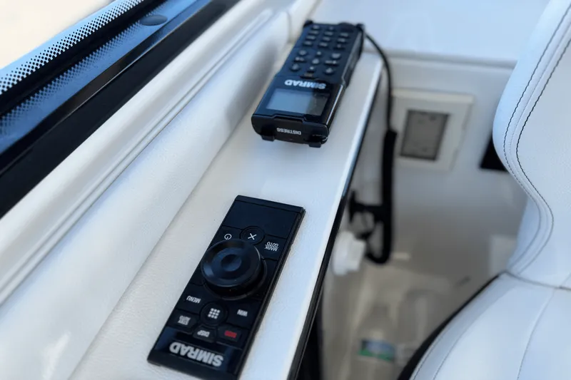 Slide: The Image of Sea Ray Sundancer 370 Outboard 2023 - 22