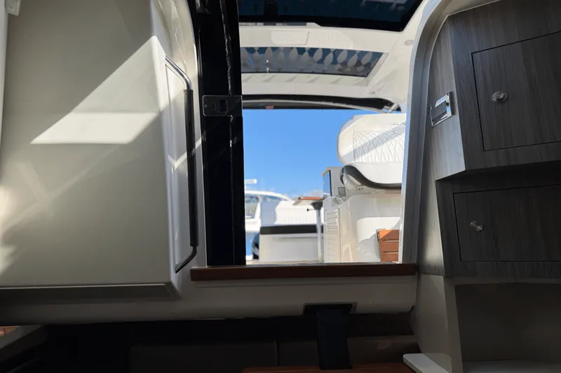 Slide: The Image of Sea Ray Sundancer 370 Outboard 2023 - 27